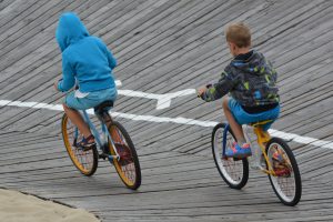 Apprentissage obligatoire du vélo : deux écoliers à vélo