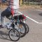 Cycliste avec petites roues vélo