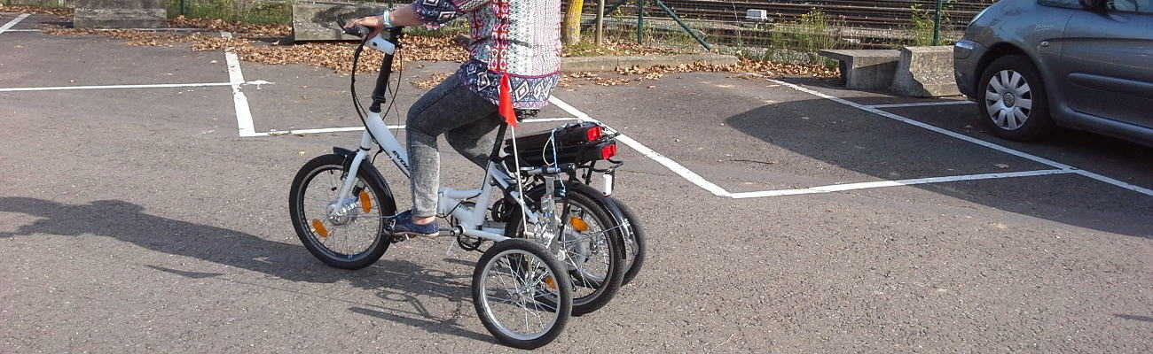 Cycliste avec petites roues vélo