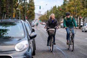 Cyclistes en ville sur la route