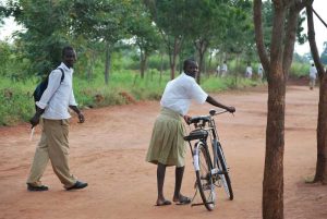 promouvoir le vélo en Afrique comme moyen d'accès à l'éducation