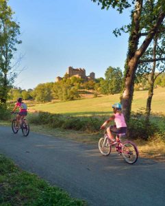 Vélotourisme près du château Berze