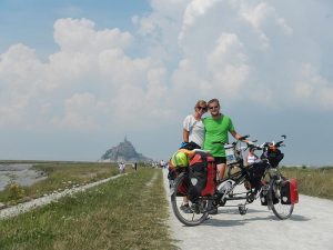 Alexis et Emilie de Un vélo pour deux avec leur tandem