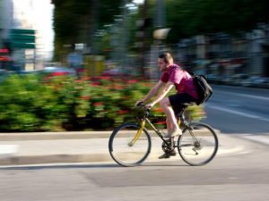 Un salarié vélotaffeur