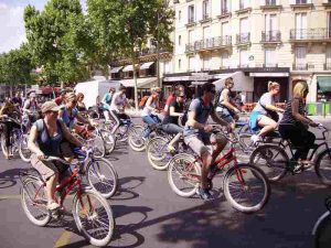 En groupe à vélo en ville