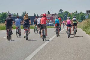 Rouler en groupe à vélo avec des enfants