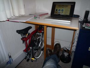 Exemple d'un vélo pliant rangé sous un bureau