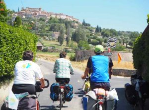 Village de Provence sur la véloroute Méditerranée à vélo