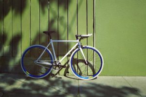 Un vélo en été garé à l'ombre