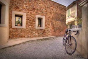 Rue avec vélo dans le Lubéron