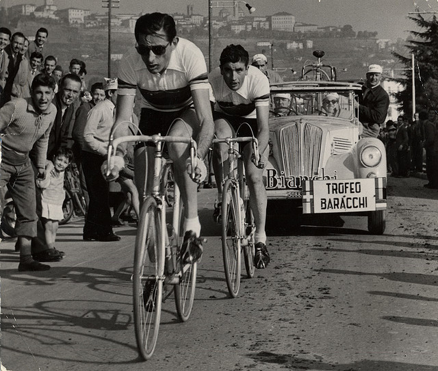 Le cycliste italien Fausto Coppi avec des lunettes vélo