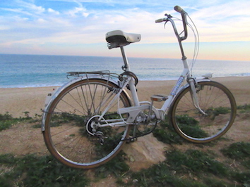 Vieux vélo sur la plage