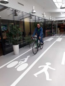 À vélo au boulot dans les couloirs d'une entreprise