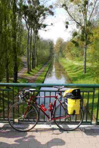 Canal Ourcq, vélo avec sacoches voyage