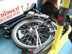 Un vélo pliant dans un bus