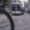 Un vélo sur une voie de tram