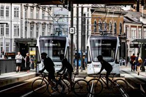 Des vélos traversant une voie de tramway