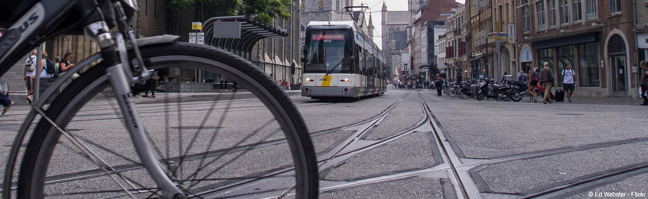 Un vélo sur une voie de tram