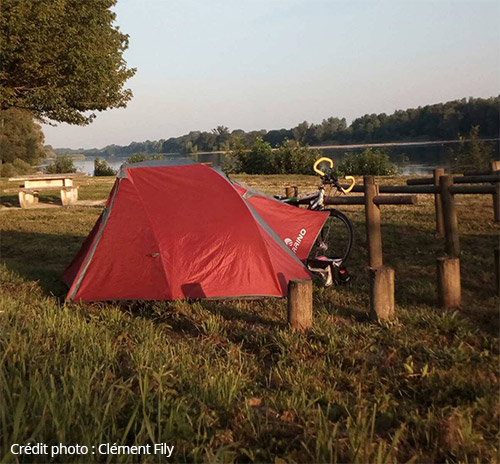 Bivouac dans la nature pendant le voyage vélo