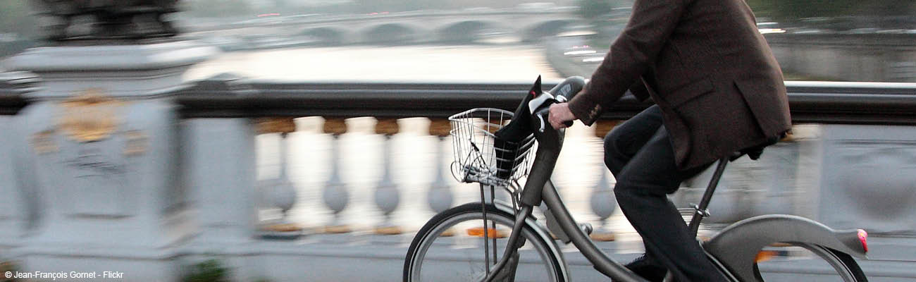 Pistes cyclables parisiennes : des caméras pour verbaliser les scooters