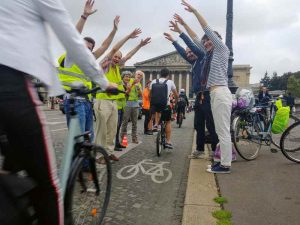 La chaîne humaine pour protéger les pistes cyclables parisiennes