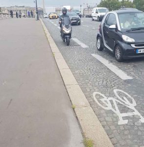 Un scooter sur une piste cyclable à Paris