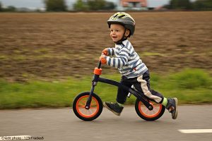 Enfant sur vélo sans pédale