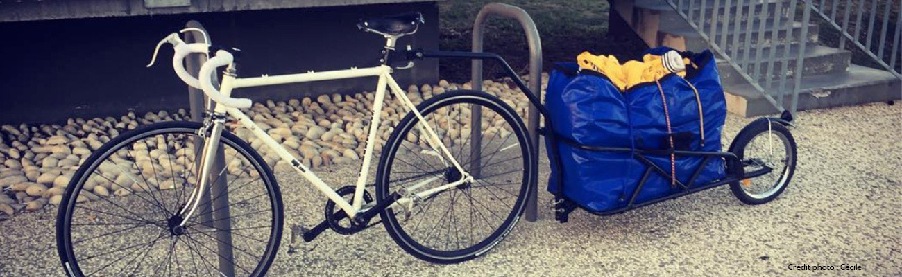 Cécile, adepte de cyclotourisme avec un pignon fixe