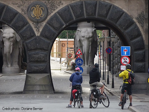 Colonnes éléphant sur le voyage à vélo au Danemark