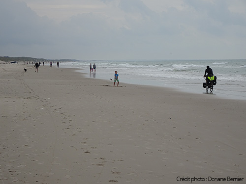 Vélo sur la plage le long de l'eurovélo 12