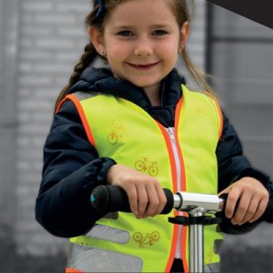 Fillette à vélo avec gilet jaune de sécurité Wowow