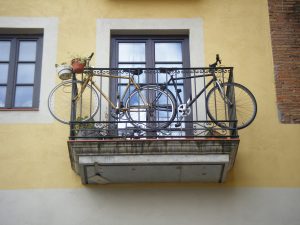 Stationner son vélo sur son balcon