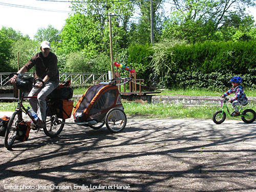 Draisienne tractée sur le vélo parent avec la corde à sauter