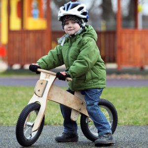 Enfant avec casque sur un vélo sans pédale Dip Dap