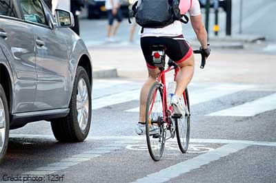 Voiture et vélo côte à côte