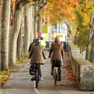 Cyclistes en route pour aller au travail. 