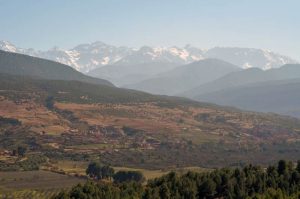 Les contrastes de couleurs des paysages d'hiver marocains