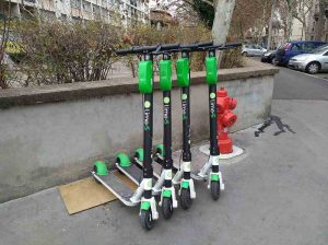 Les trottinettes en libre-service Lime envhaissent les trottoirs