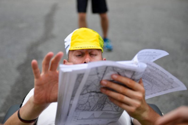 Arnaud Manzanini en pleine étude du road-book