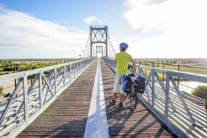 Le pont de Tonnay-Charente traverse le fleuve