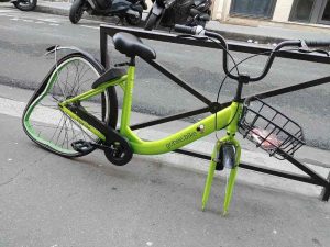Une épave de Gobee.bike dans les rues de Paris