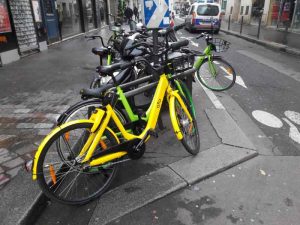 Un VLS Ofo posé devant des Gobee.bike