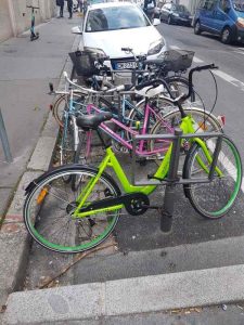 Un Gobee.bike attaché avec un cadenas personnel