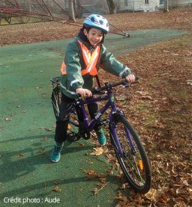 Enfant de Aude sur son vélo