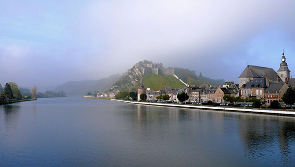 Le fort de Charlemont depuis la Meuse à Givet sur l'EuroVelo 19