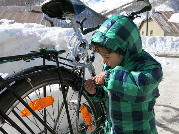 Initier les écoliers aux rudiments de la bicyclette