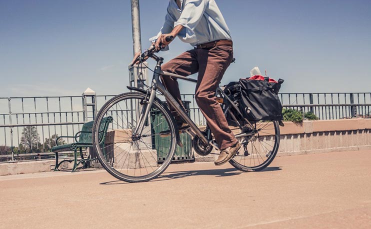 Vélotaffeur équipé sur le chemin du travail