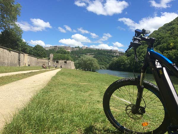 Le long du Doubs dans le Parc de la Gare d'Eau