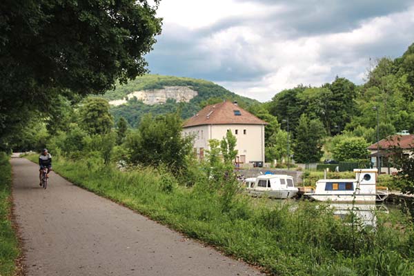 L'EuroVelo 6 à Baume-les-Dames et les falaises en arrière plan