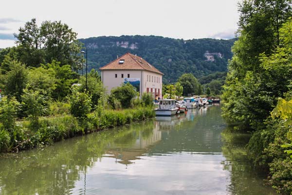 Le port fluvial de Baume-les-Dames sur l'EuroVelo 6